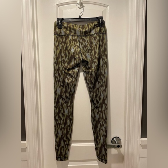 Lululemon Camouflage Patterned Leggings size 6 - Picture 3 of 3